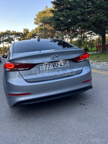 Hyundai Elantra-11