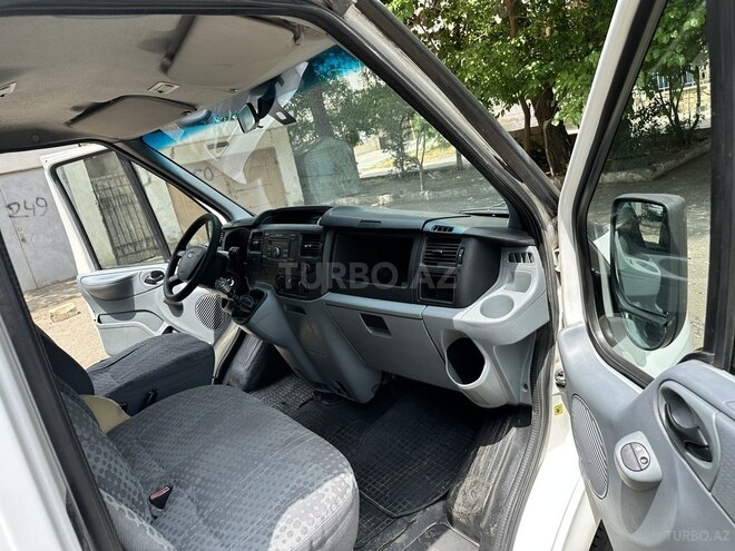 Ford Transit-9