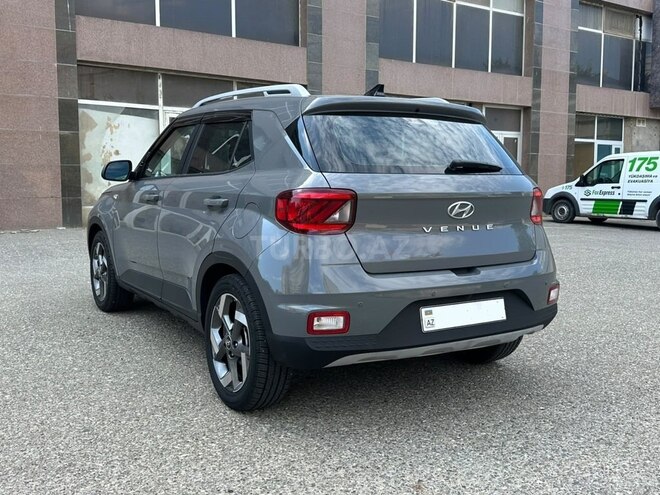 Hyundai Venue-10