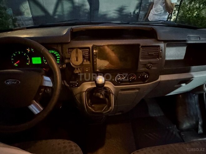 Ford Transit-9