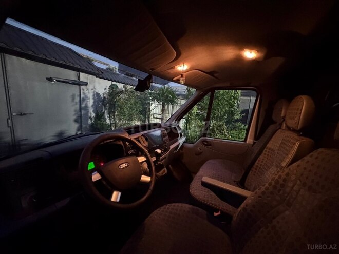 Ford Transit-10