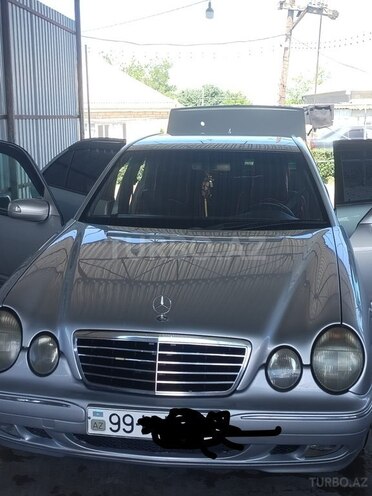 Mercedes E 220-1