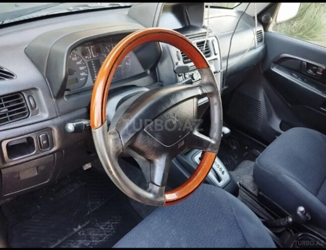 Mitsubishi Pajero io-7
