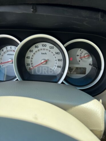 Nissan Tiida-12
