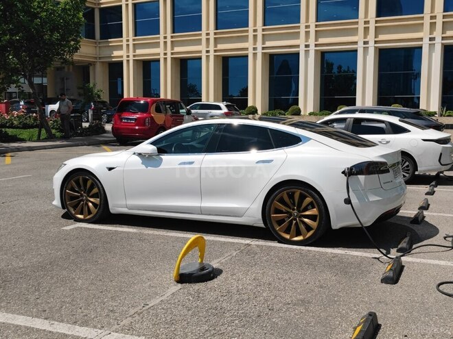 Tesla Model S-3