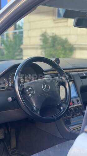 Mercedes E 240-10