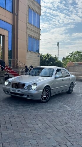 Mercedes E 240-1