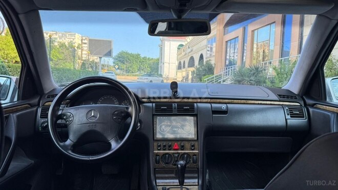 Mercedes E 240-11
