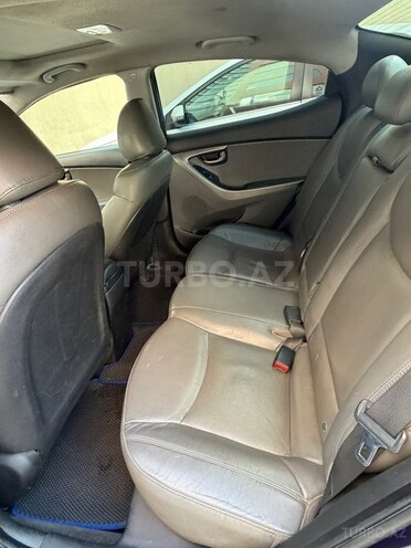 Hyundai Elantra-11