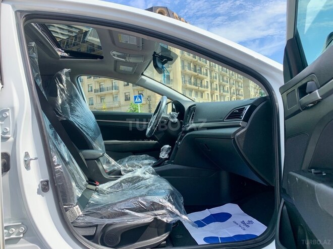 Hyundai Elantra-12
