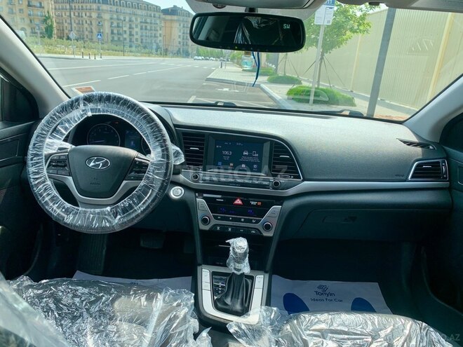 Hyundai Elantra-17