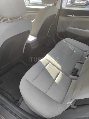 Hyundai Elantra-4