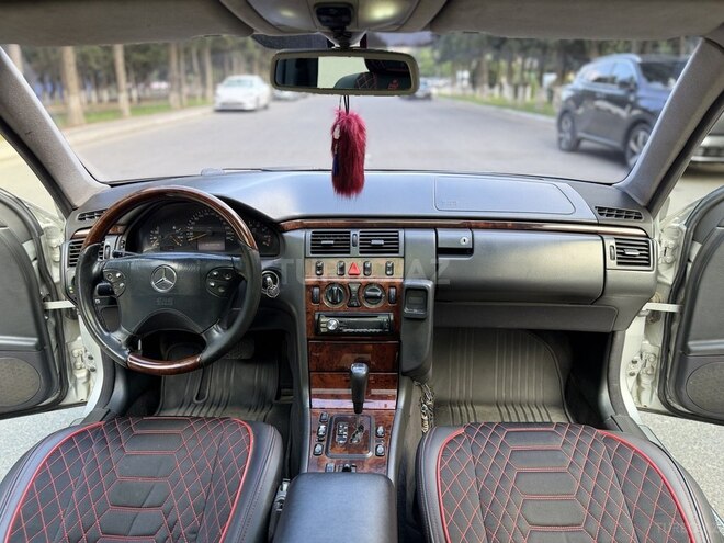 Mercedes E 320-13