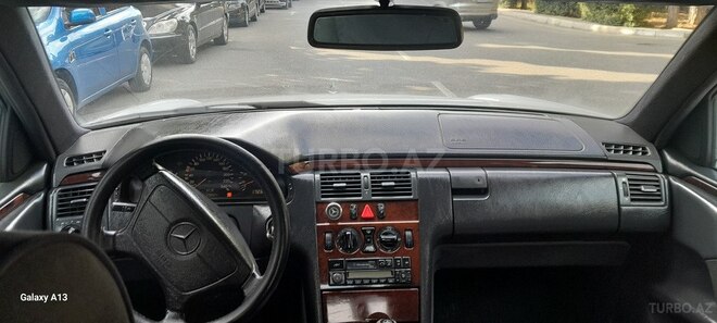 Mercedes E 230-5