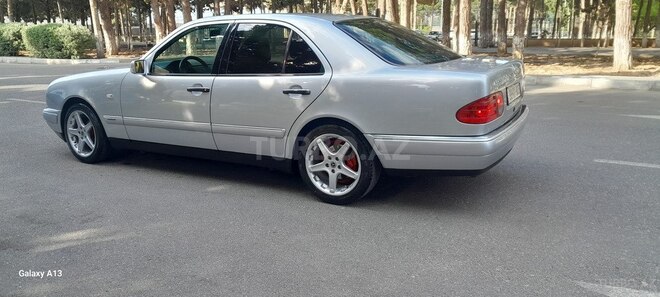 Mercedes E 230-11