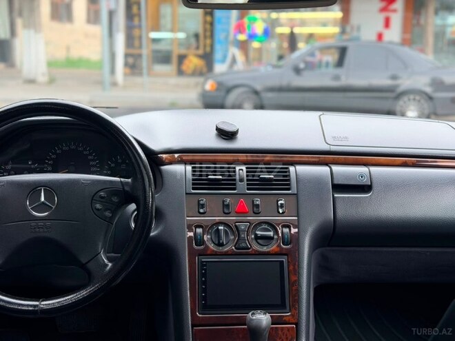 Mercedes E 240-11