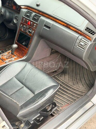 Mercedes E 240-6