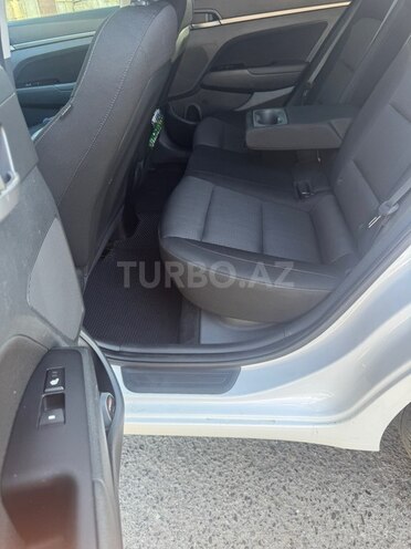 Hyundai Elantra-6