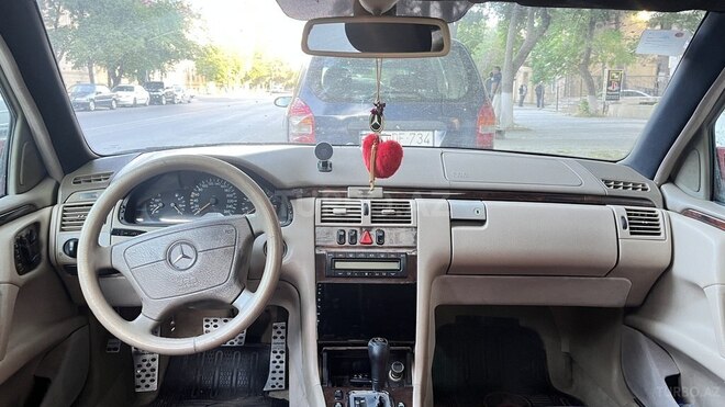 Mercedes E 320-3