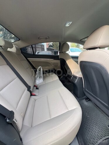 Hyundai Elantra-15