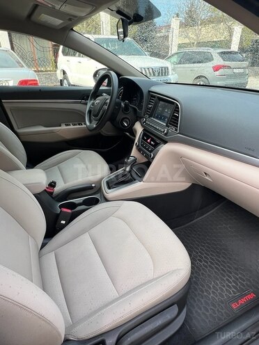 Hyundai Elantra-12