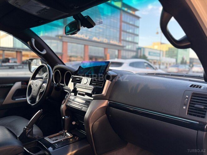 Toyota Land Cruiser-9