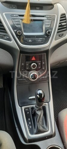 Hyundai Elantra-12