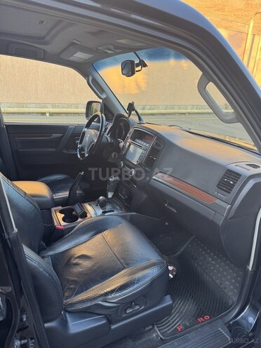 Mitsubishi Pajero-13