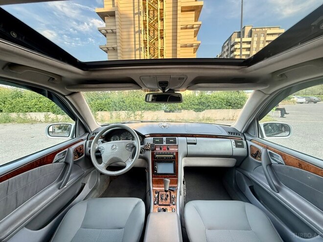 Mercedes E 320-17