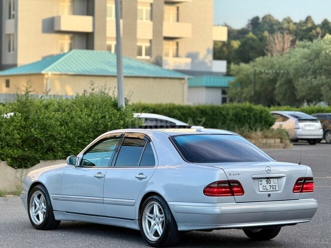 Mercedes E 320-13