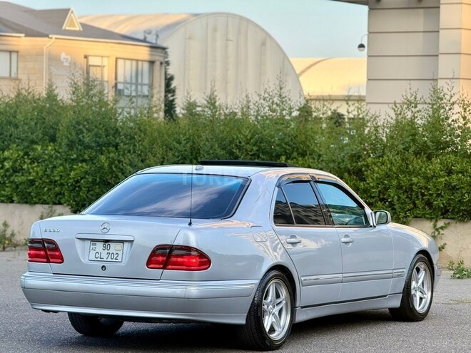 Mercedes E 320-11