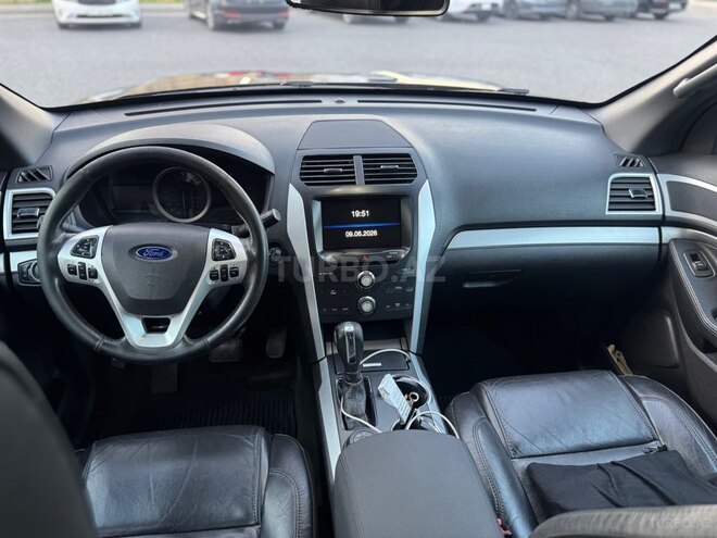 Ford Explorer-11