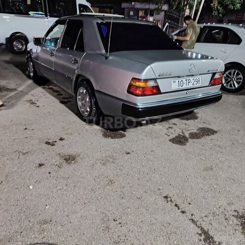 Mercedes 200 E-19