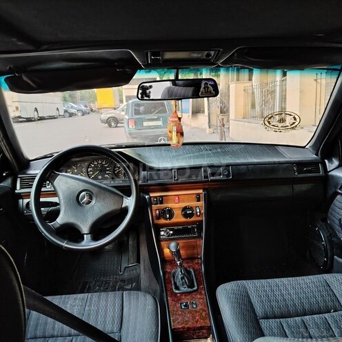 Mercedes 200 E-9