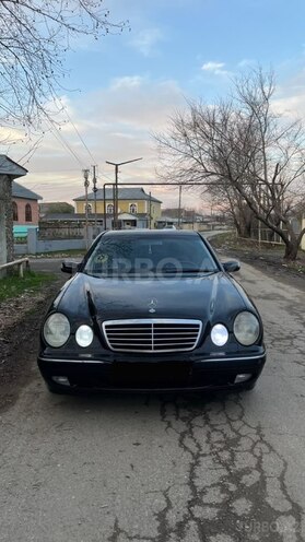 Mercedes E 240-1
