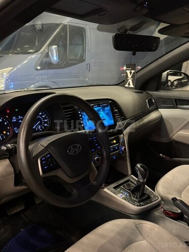 Hyundai Elantra-4