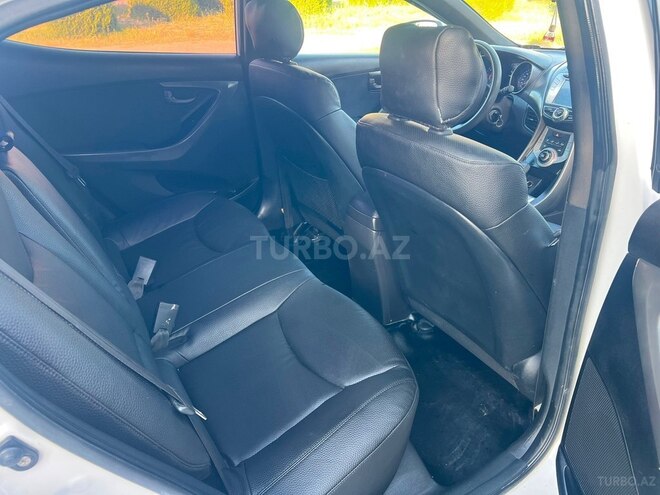 Hyundai Elantra-12
