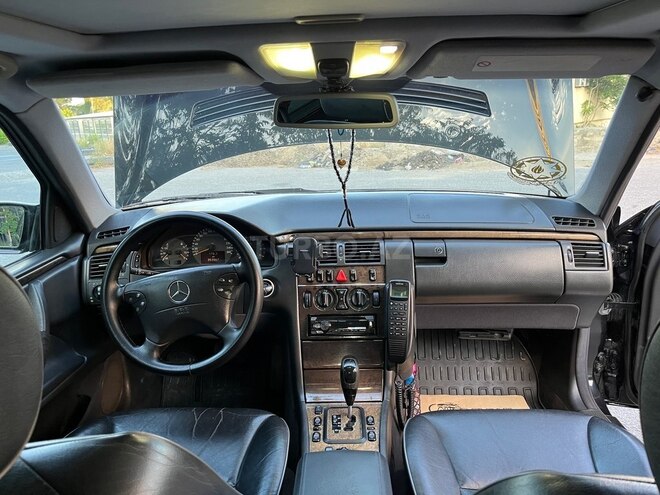Mercedes E 240-14