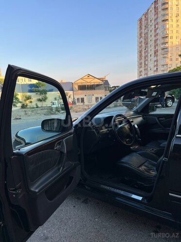 Mercedes E 240-13