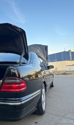 Mercedes E 240-17
