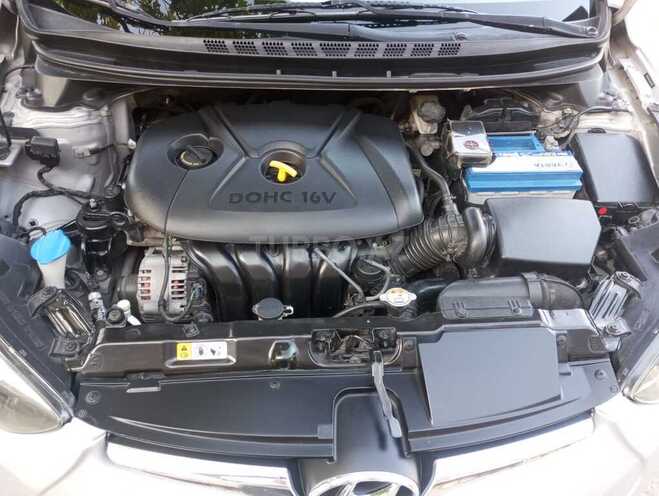 Hyundai Elantra-6