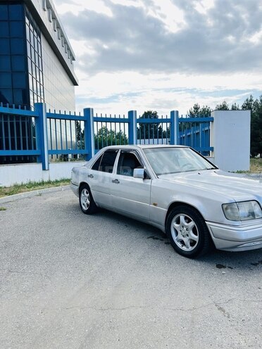 Mercedes 220 E-2