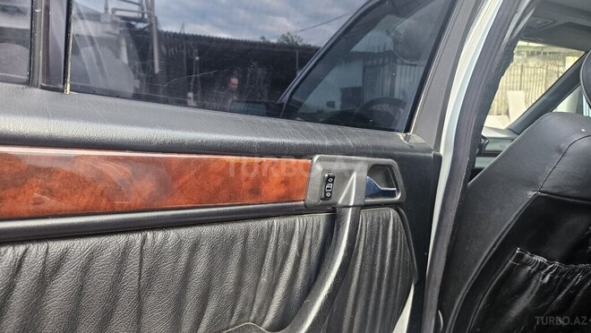 Mercedes 320 E-13