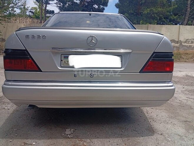 Mercedes 220 E-2