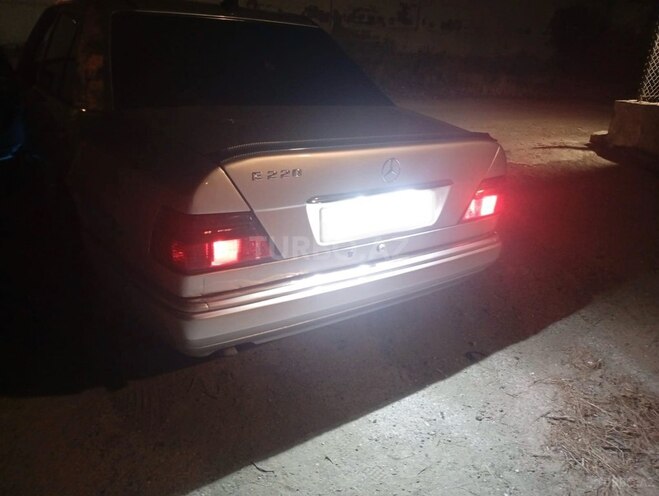 Mercedes 220 E-18