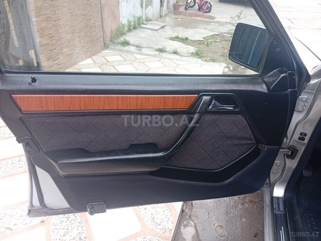 Mercedes 220 E-12