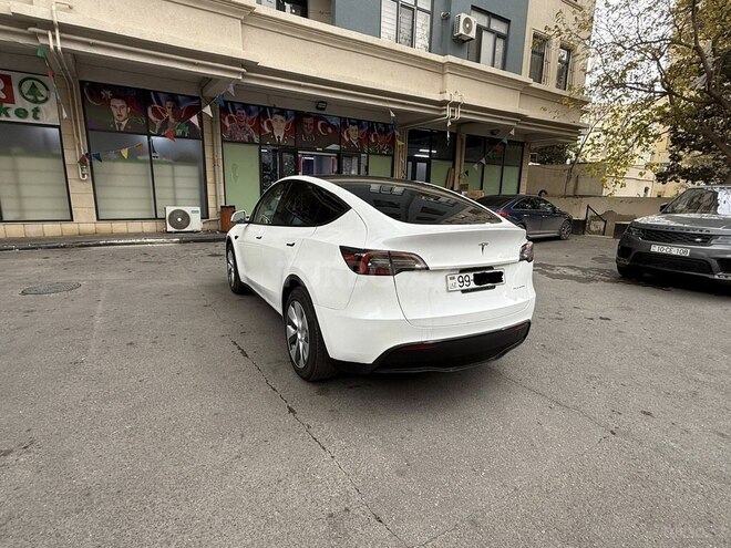 Tesla Model Y-4