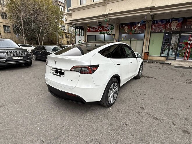Tesla Model Y-5