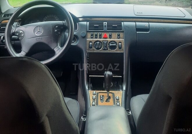 Mercedes E 270-4