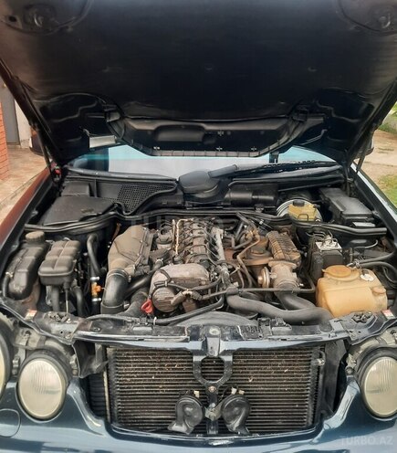 Mercedes E 270-8